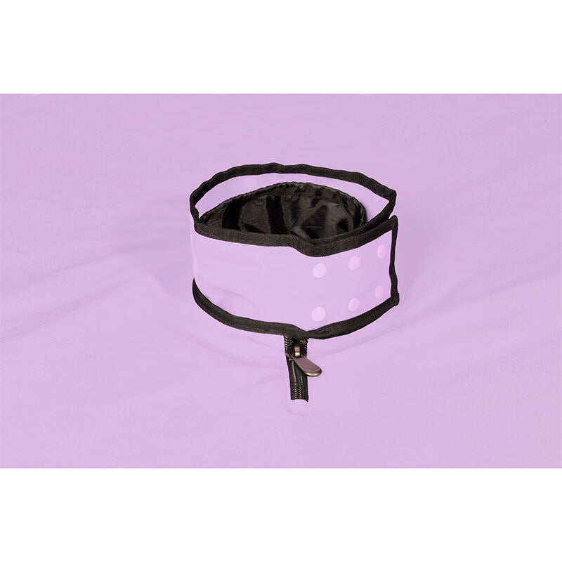 Detail du collier de maintien lilas a fermeture eclair suspendu au plafond textile de la cabine Secret Dome, ouverture circulaire bordee de noir