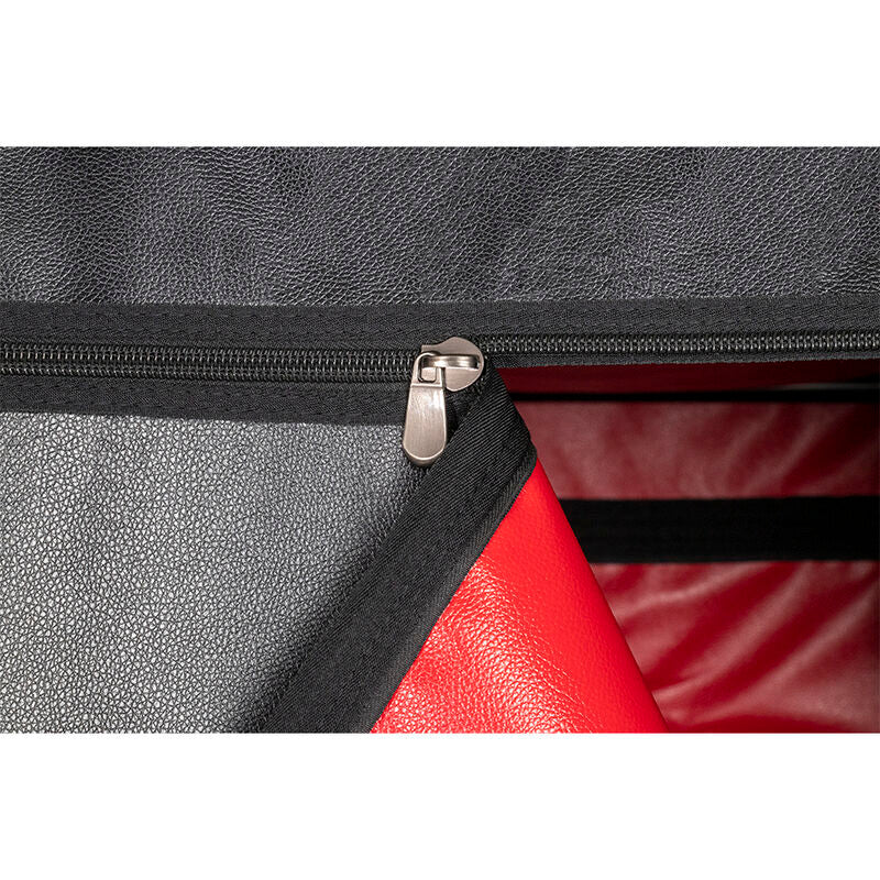 Detail de la fermeture eclair de la cabine Secret Dome, curseur metallique sur bande noire reliant les parois textiles noire et rouge de l'equipement