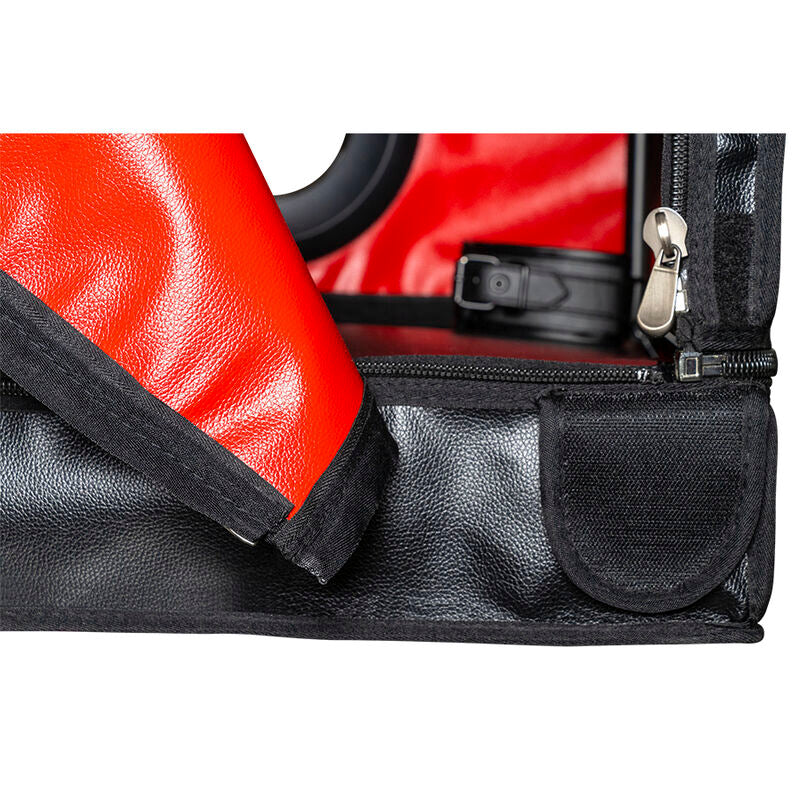 Vue interieure de la cabine Secret Dome rouge et noire avec menotte de maintien fixee et poche de rangement laterale sur la paroi matelassee
