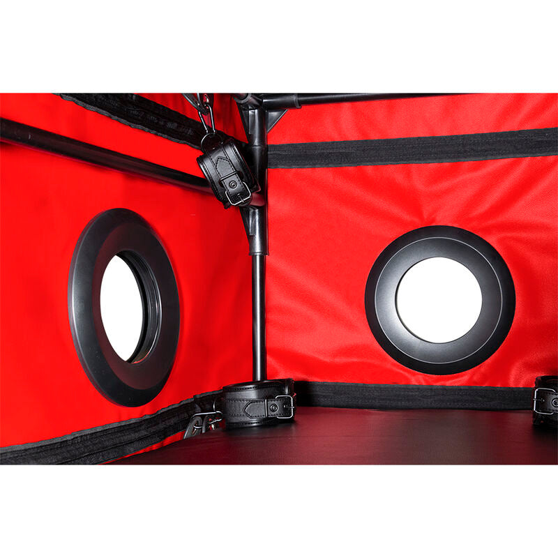 Interieur rouge de la cabine de jeu Secret Dome avec armature tubulaire noire, points d'attache et deux ouvertures circulaires cerclees de gris