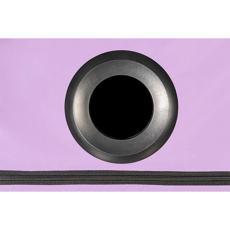 Gros plan sur une ouverture circulaire de la cabine Secret Dome violette, anneau de finition gris metallise insere dans la paroi textile lilas