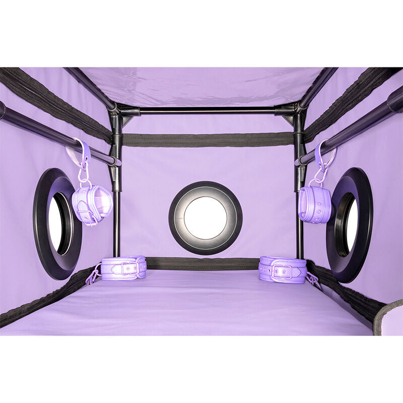 Cabine de contention violette avec lumière LED — détail texture surface