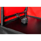 Cabine de jeu noir et rouge avec pinces et menottes — détail texture surface