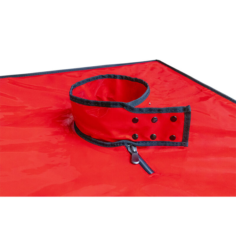 Collier de maintien noir a oeillets et fermeture eclair pose deplie sur la doublure rouge brillante de la cabine de jeu Secret Dome