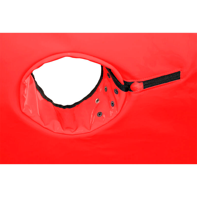 Detail de l'ouverture collier a oeillets et fermeture eclair de la cabine Secret Dome, passage textile froncee sur fond de doublure rouge brillante