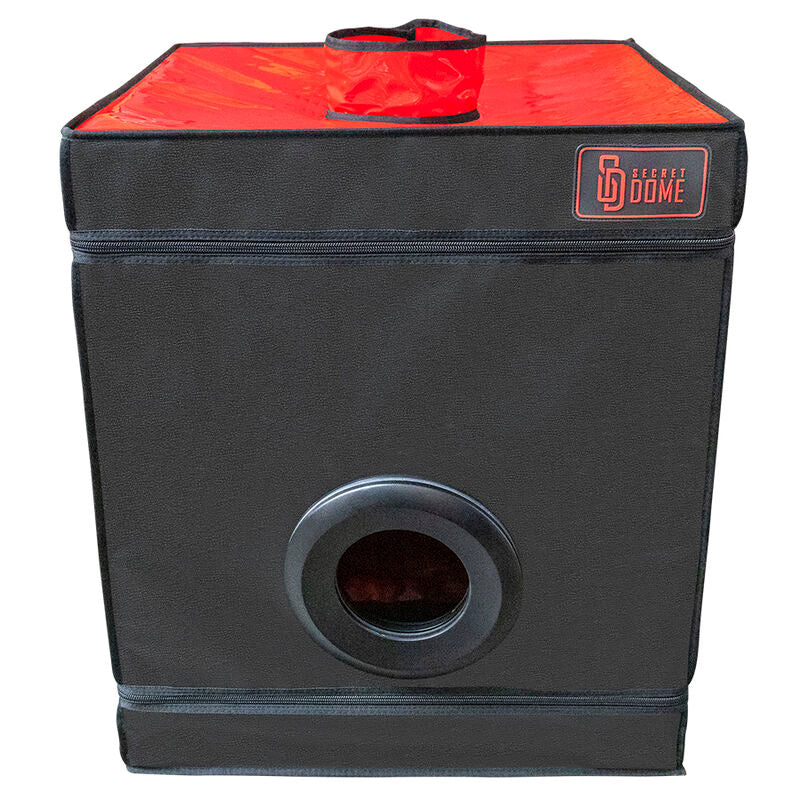 Cabine Secret Dome noir et rouge de face, dessus rouge et orifice circulaire frontal cercle de gris laissant voir la doublure interieure rouge