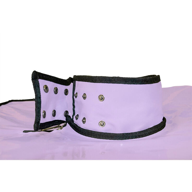Gros plan sur le collier de maintien rembourre noir a oeillets et fermeture eclair de la cabine Secret Dome, pose sur la doublure violet lilas