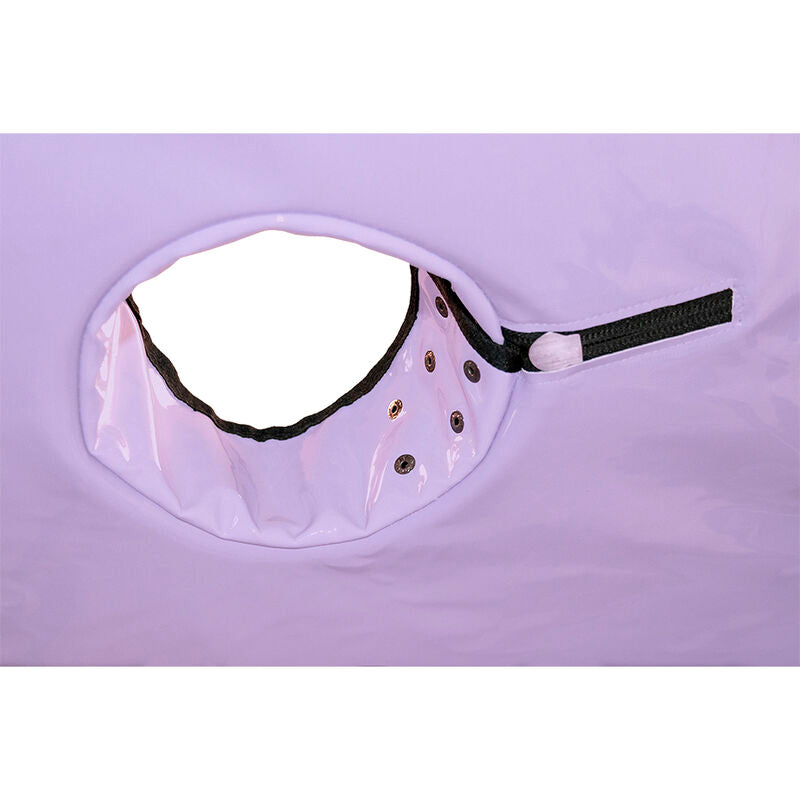 Detail d'une ouverture textile froncee a oeillets de la cabine Secret Dome violette, bordure noire et passage circulaire souple dans la paroi lilas