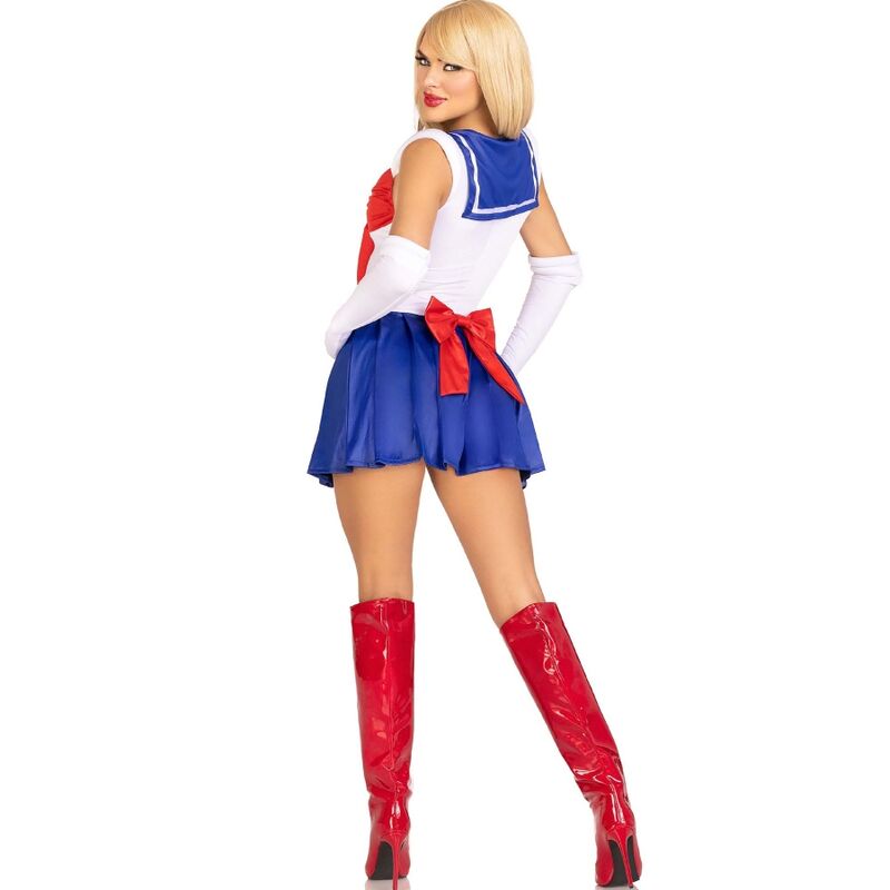Tenue inspiree Sailor vue de profil dos : noeud rouge au dos sur robe bleue plissee, gant long blanc et cuissarde vinyle rouge sur modele blonde.
