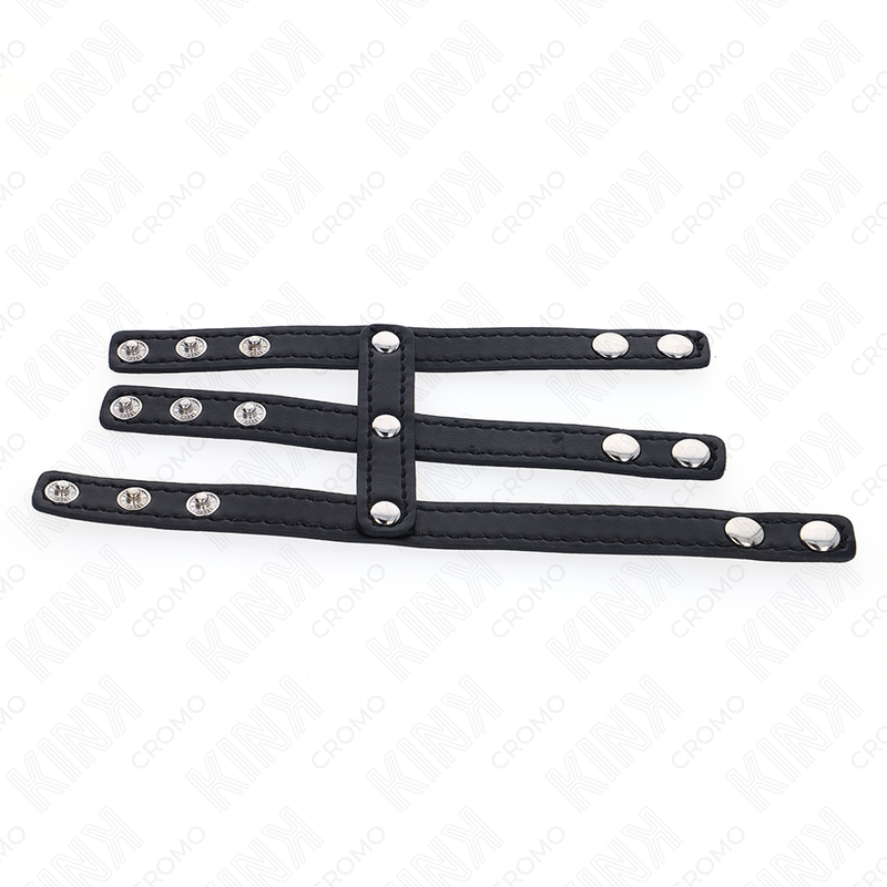 Harnais cockring cuir a triples lanieres cloutees et pont central, accessoire de contention penienne BDSM presente seul