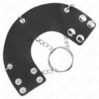 Harnais cuir cloute en demi-lune a anneau metallique et chaines, accessoire cockring testiculaire BDSM masculin presente seul