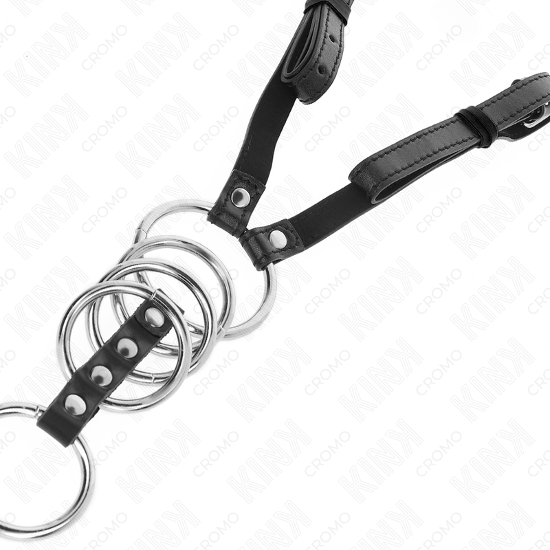 Anneaux pénien métal avec ceinture cuir — détail texture surface
