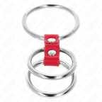 Cockring double anneau chrome relie par lanieres cuir rouge a rivets, accessoire penien reglable et brillant vu seul sur fond blanc.