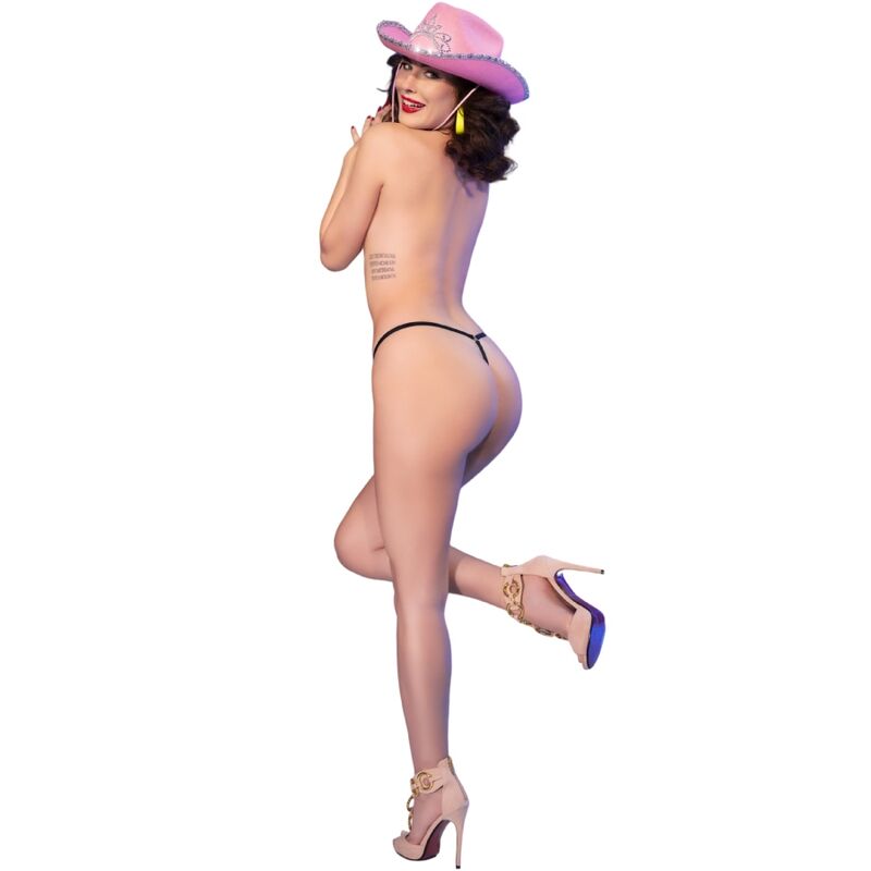 Micro-string noir Chilirose vu de profil dos, modele en chapeau rose jambe levee devoilant fesse et hanche nues, talons, fond blanc.