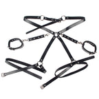 Menottes avec ceinture de bondage noire — vue de dos