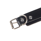 Menottes avec ceinture de bondage noire — vue rapprochée