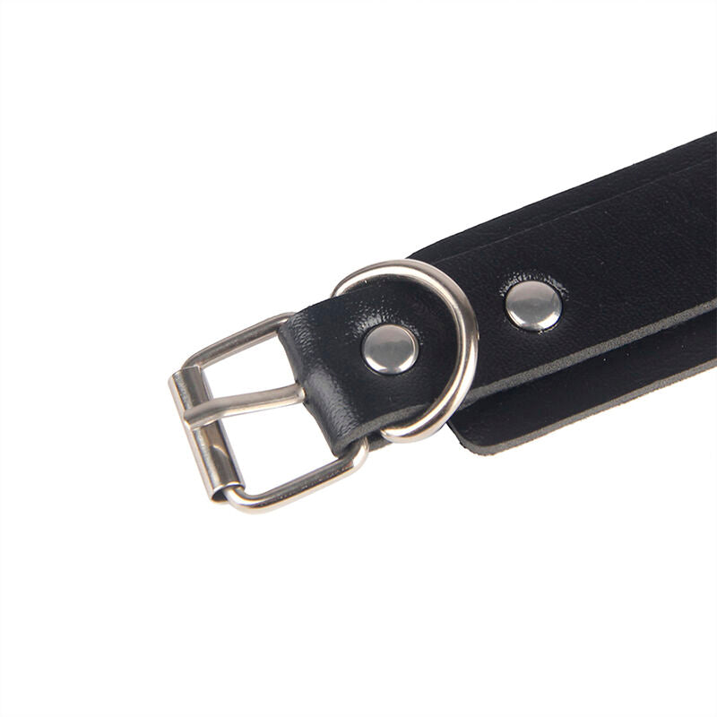Menottes avec ceinture de bondage noire — vue rapprochée