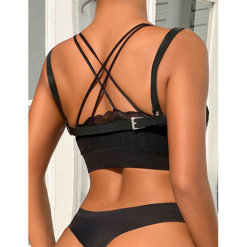 Harnais de poitrine en cuir noir vu de dos, sangles croisees et boucle sur la peau nue, ligne des epaules et du dos soulignee.