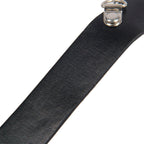 Pinces à seins en cuir style bondage noires — détail texture surface