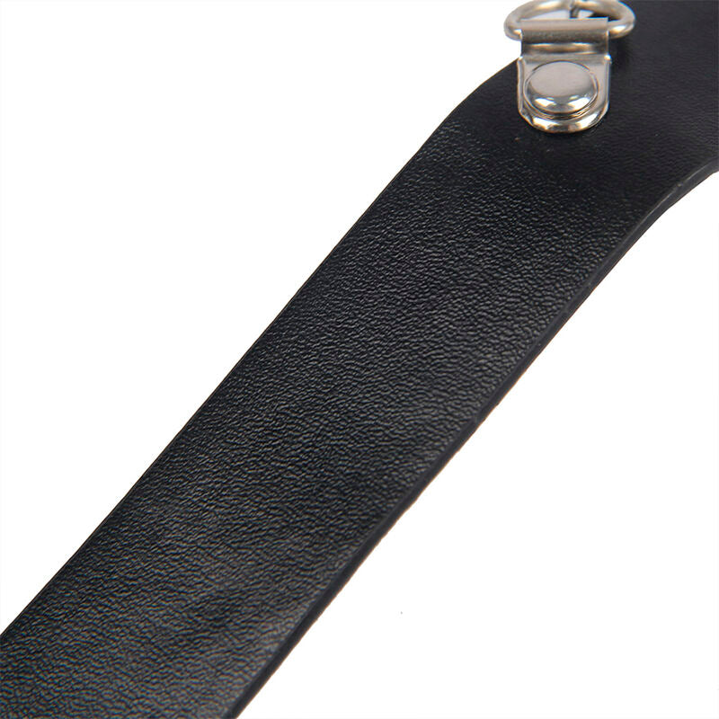 Pinces à seins en cuir style bondage noires — détail texture surface