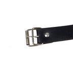 Pinces à seins en cuir style bondage noires — vue rapprochée