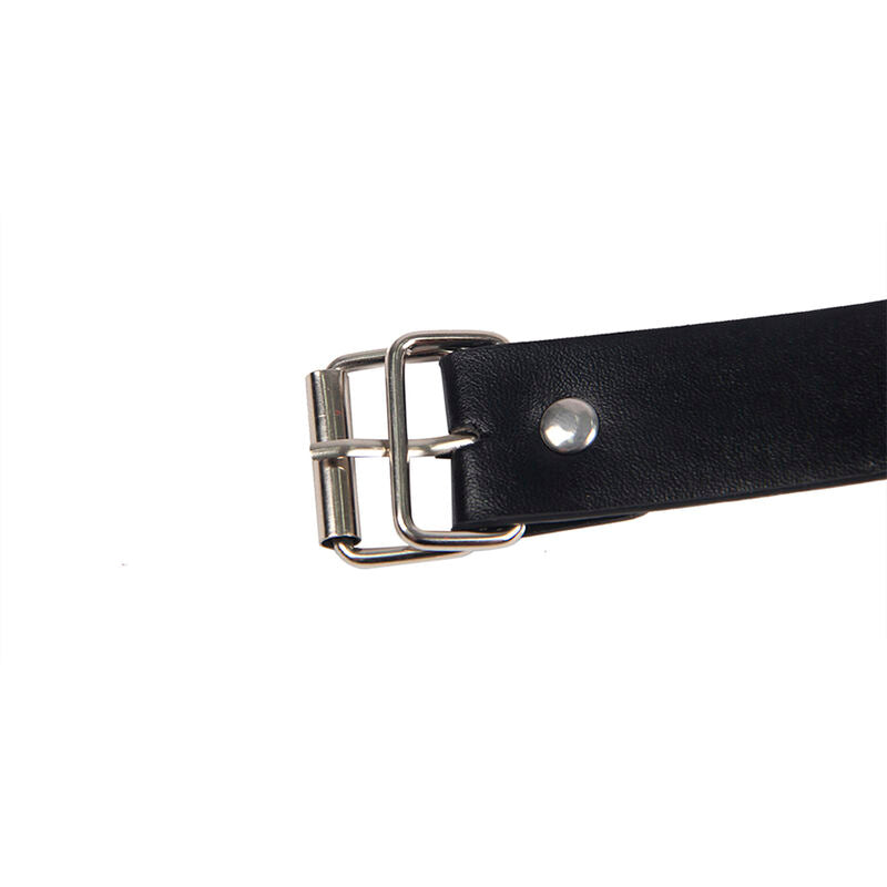 Gros plan sur une ceinture en cuir noir, boucle metallique et bouton-pression, detail de la sangle reglable de l'accessoire BDSM.