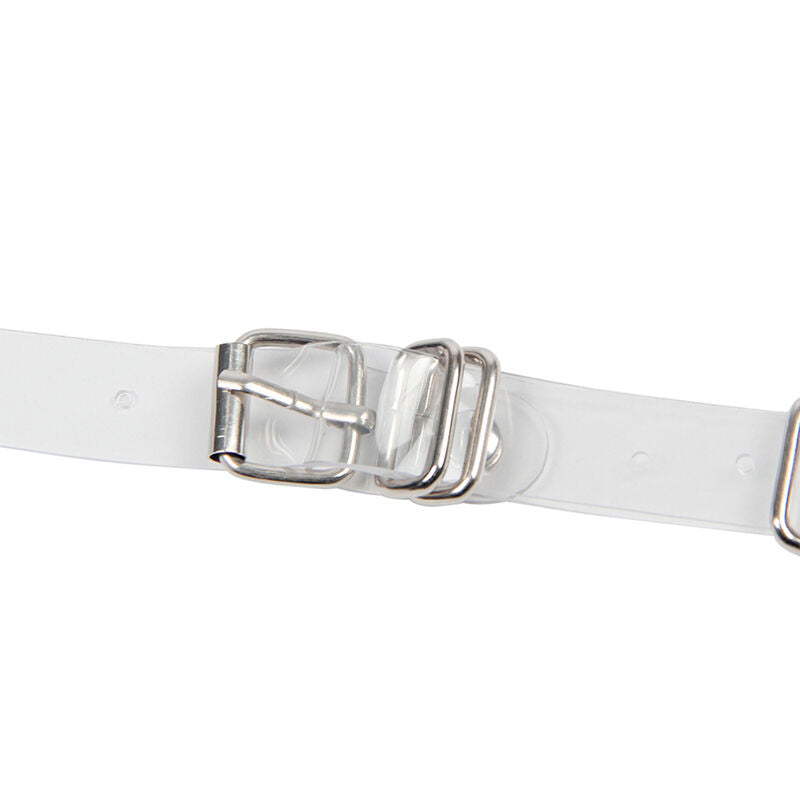 Detail de la boucle metal reglable et de la sangle holographique blanche du harnais Subblime, fermeture ajustable, accessoire fetichiste pose a plat.