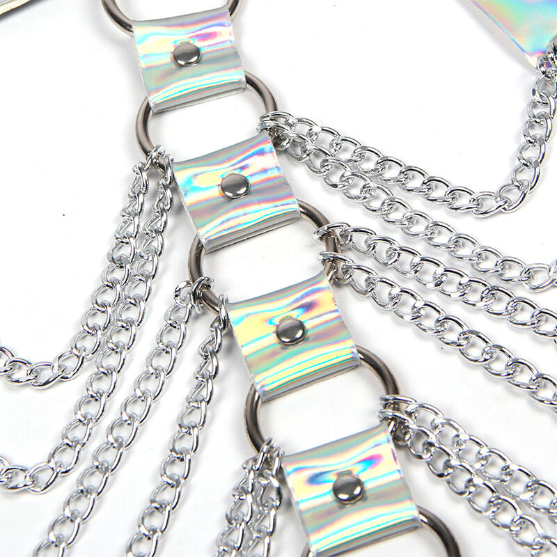 Detail des cascades de chaines argentees reliees aux plaques holographiques par anneaux metal, harnais fetichiste Subblime presente a plat sur fond clair.