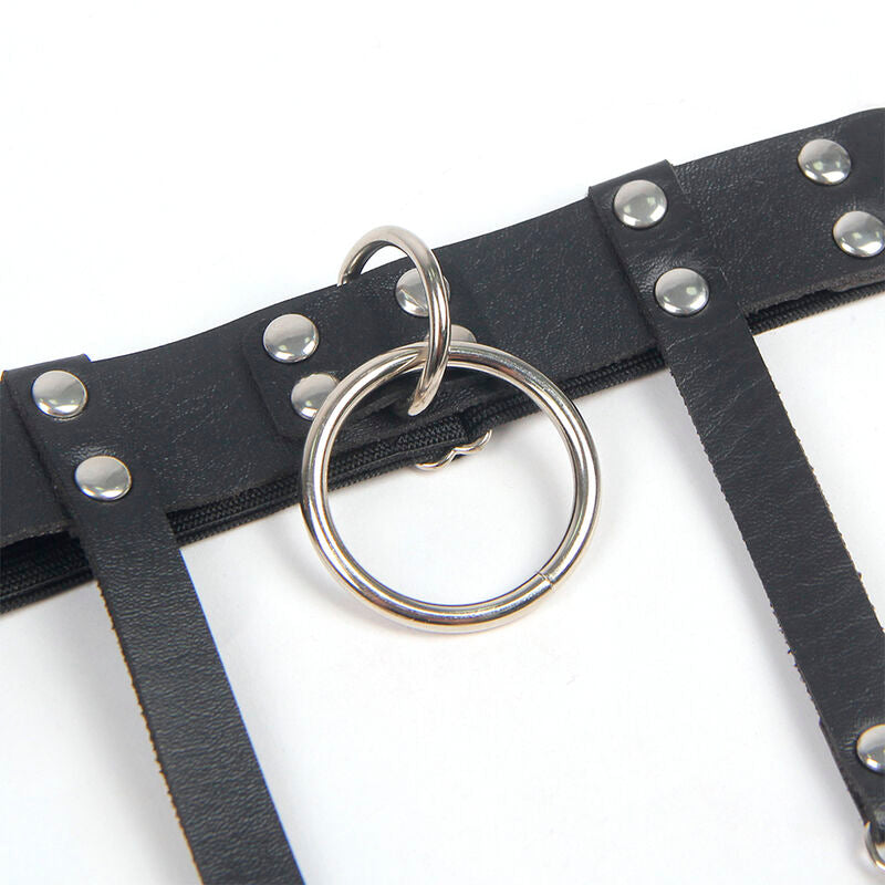 Detail du grand anneau metal et des sangles cuir cloutees du harnais de cuisse Subblime, finition clous argentes, accessoire fetichiste vue produit a plat.