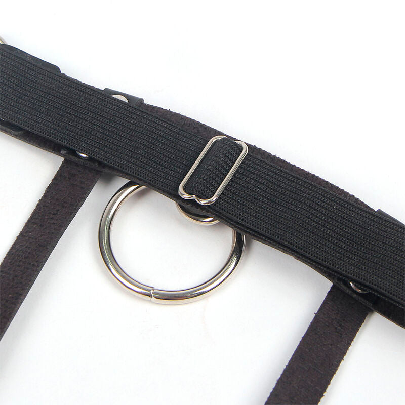 Detail de l'anneau metal et de la boucle reglable sur sangle elastique du harnais de cuisse Subblime, accessoire jarretiere fetichiste vue produit a plat.