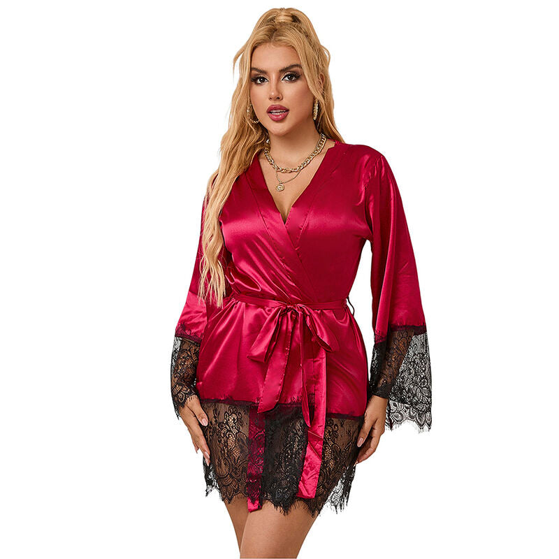 Variante rouge du peignoir satin Subblime a bordure dentelle noire, decollete plongeant et ceinture nouee, manches longues, modele blond de face en studio lumineux.