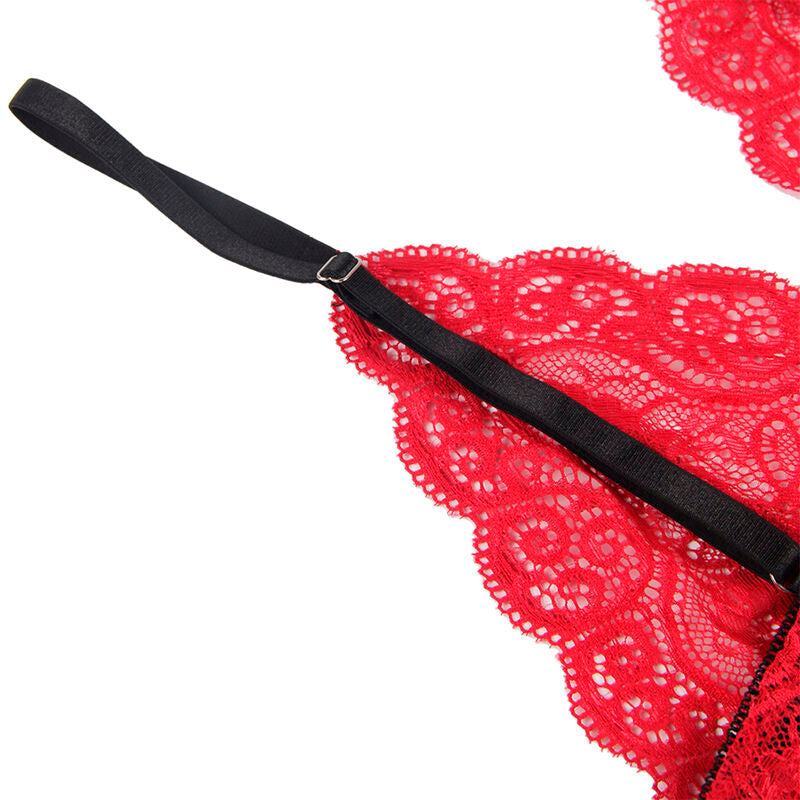 Gros plan sur la dentelle rouge ajouree et la bretelle reglable noire de l'ensemble lingerie Subblime, montrant la finition florale du bralette en details brillants.