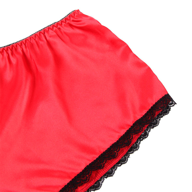 Gros plan sur le short en satin rouge Subblime et sa bordure de dentelle noire festonnee, contraste satin brillant et dentelle, detail de finition.
