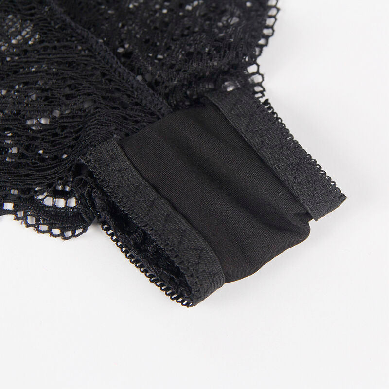 Gros plan sur la bordure festonnee de la bralette Subblime et la bande elastique satinee, contraste dentelle noire et finition douce, detail couture.