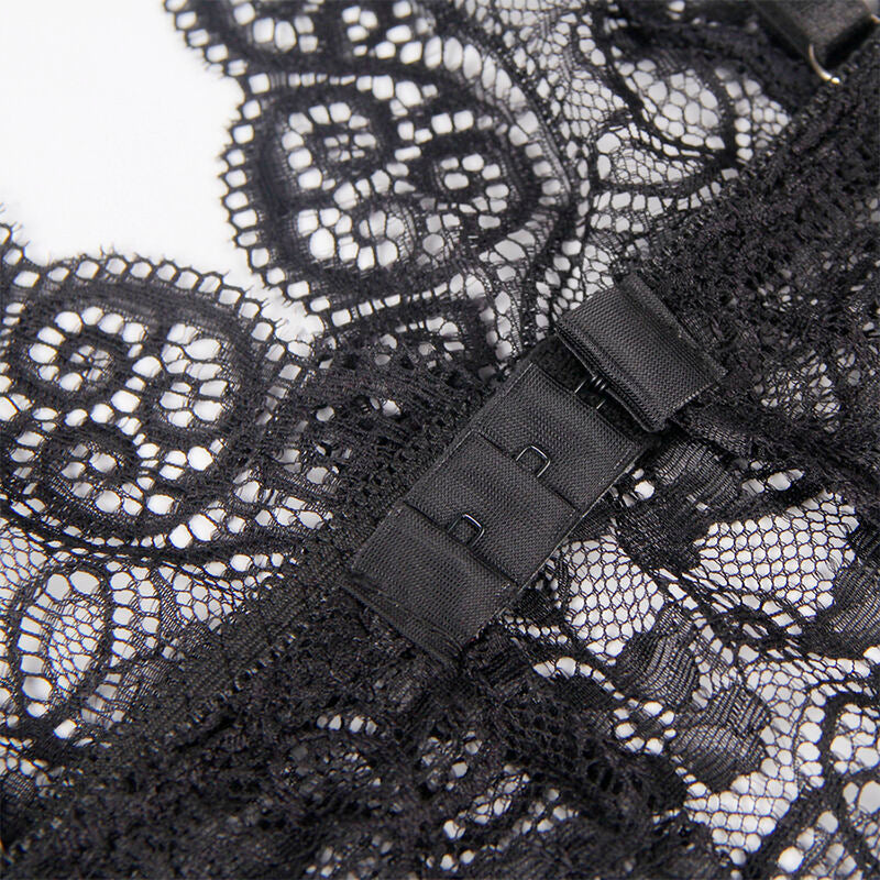 Gros plan sur la dentelle florale noire festonnee de la bralette Subblime et son agrafe arriere, detail du motif ajoure et de la fermeture.