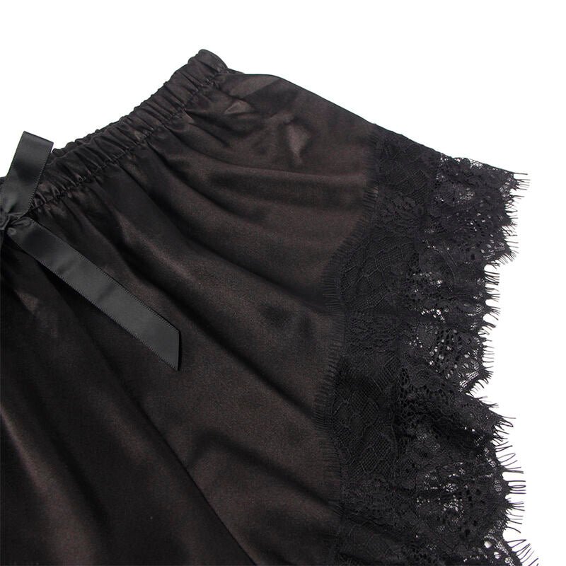 Detail du bord en dentelle festonnee noire du short satin Subblime, mettant en valeur la finition florale delicate de la parure deux pieces.
