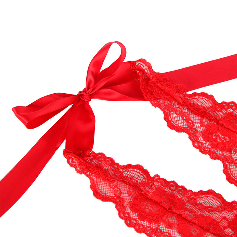 Detail du long ruban satine rouge formant un noeud et de la bordure en dentelle florale du teddy Subblime, pose a plat sur fond blanc.