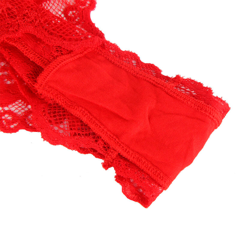 Gros plan sur la dentelle du body rouge Subblime : maille florale ajouree et volant froisse, detail de la matiere et des finitions de la lingerie sur fond clair.