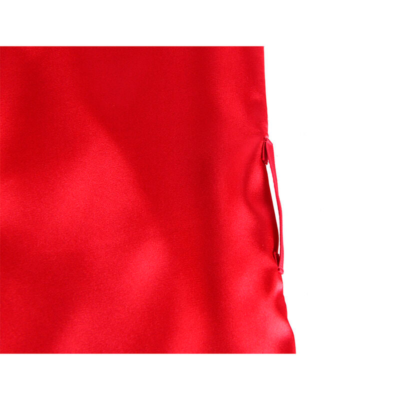 Detail du panneau de satin rouge du peignoir Subblime, surface brillante et fente laterale, vue rapprochee de la matiere fluide et soyeuse.