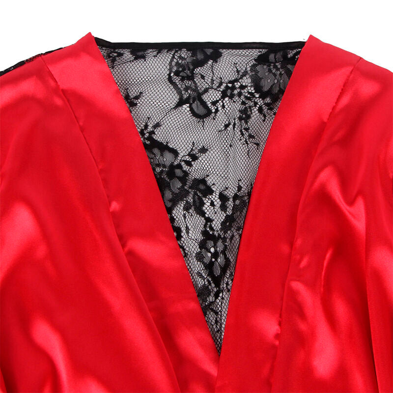 Gros plan sur le panneau de dentelle florale noire du dos du peignoir satin rouge Subblime, contraste satin brillant et dentelle, detail de finition.