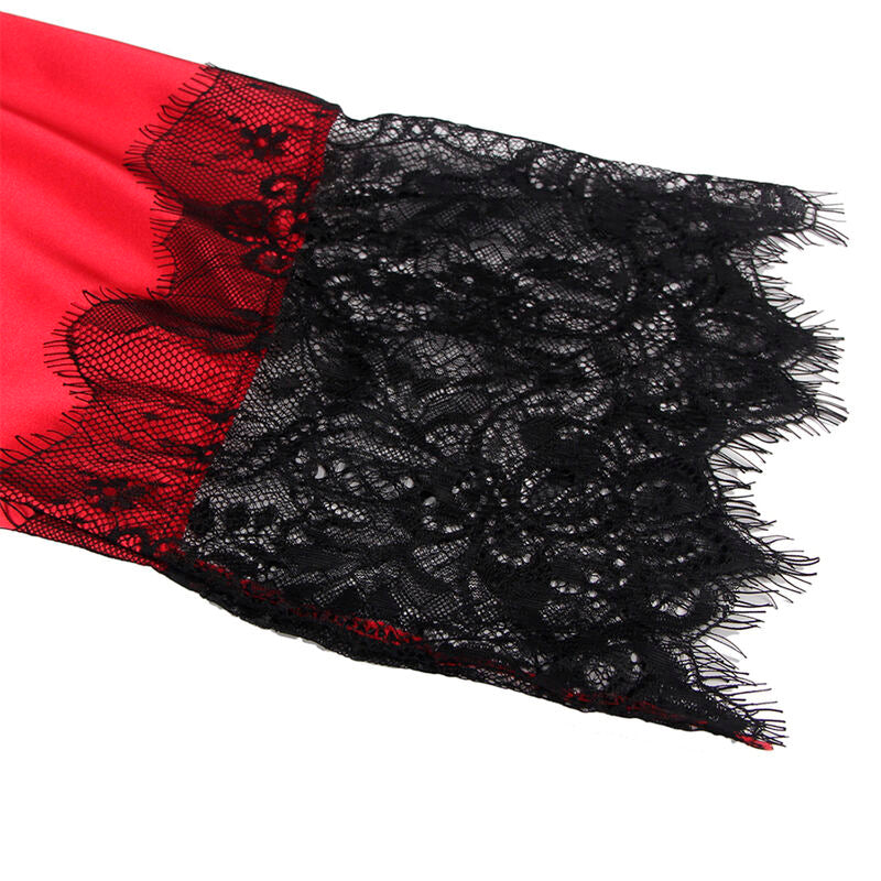 Gros plan sur le poignet du peignoir satin rouge Subblime, large manche evasee bordee de dentelle noire festonnee, contraste satin et dentelle.