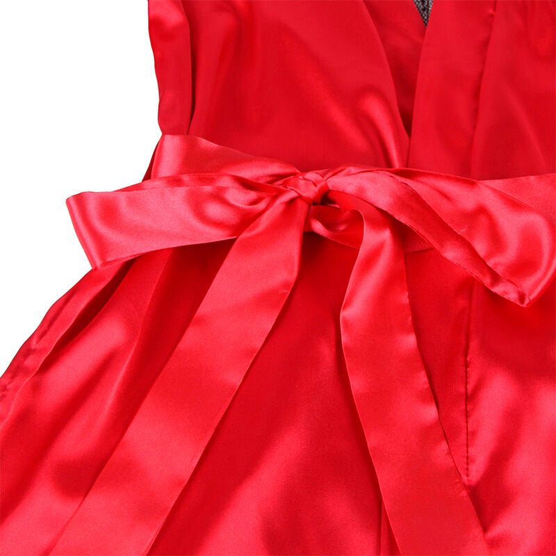 Gros plan sur la ceinture satin rouge nouee du peignoir Subblime, noeud souple et drape brillant, detail de la finition a la taille.