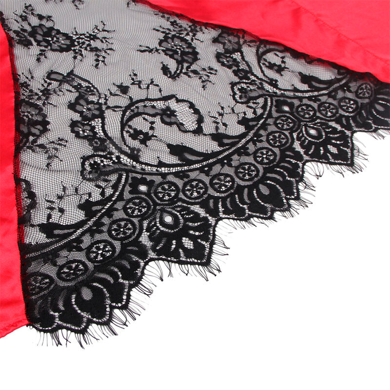 Detail de la dentelle florale noire festonnee du peignoir satin rouge Subblime, motif ajoure delicat sur fond clair, vue rapprochee de la finition.