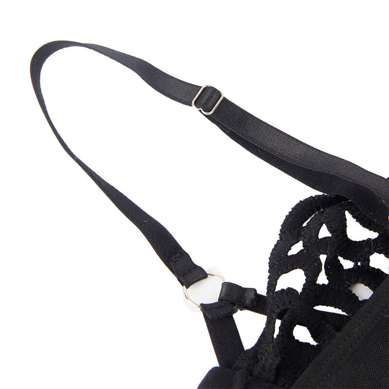 Gros plan sur la bretelle reglable et l'anneau du body dentelle noire Subblime, detail de la sangle satinee et de la maille ajouree sur fond blanc.