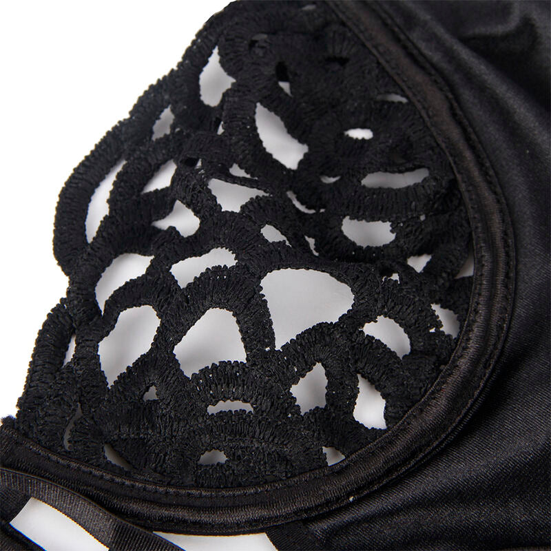 Gros plan sur le motif de decoupes ajourees en dentelle du body noir Subblime, texture brodee detaillee sur fond blanc, vue produit rapprochee.