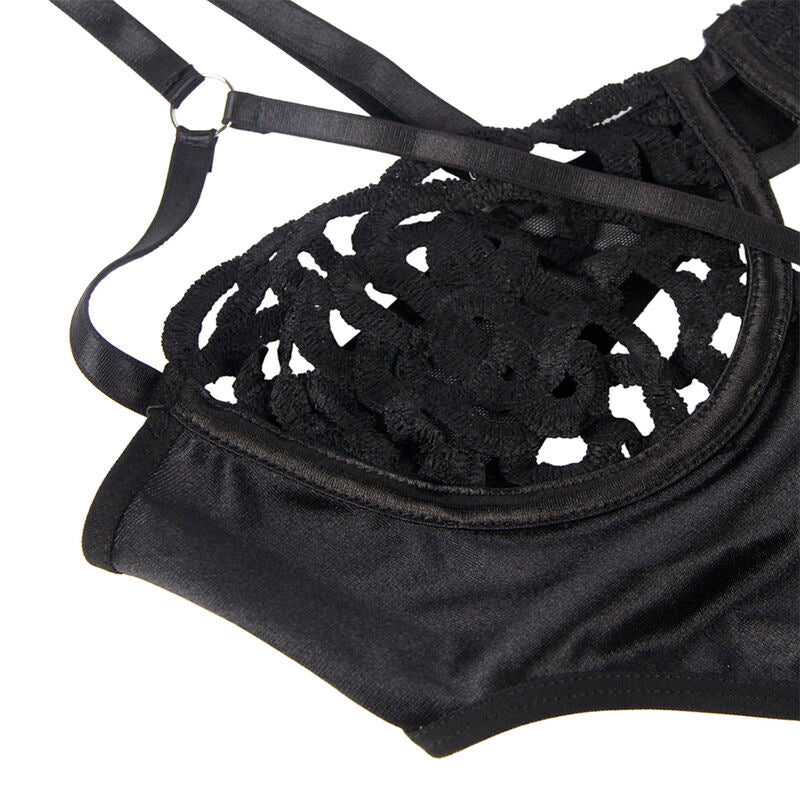 Gros plan sur le bonnet ajoure du body Subblime, motif de decoupes en dentelle et finition satinee, detail texture sur fond blanc, vue produit.