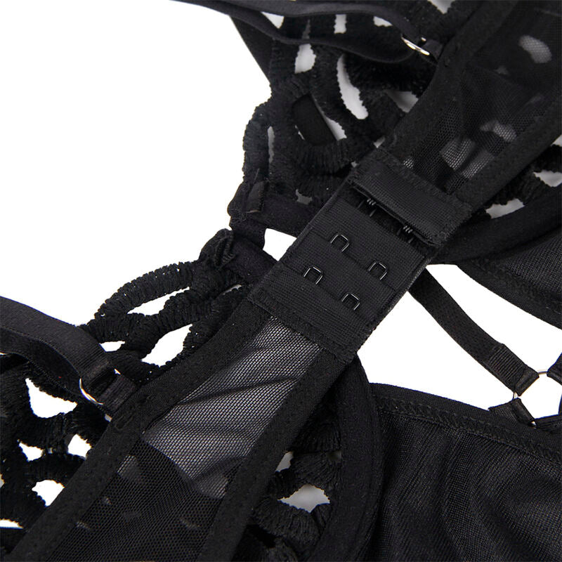 Gros plan sur la fermeture a crochets et la bretelle ajustable du body dentelle noire Subblime, maille transparente et decoupes detaillees fond blanc.