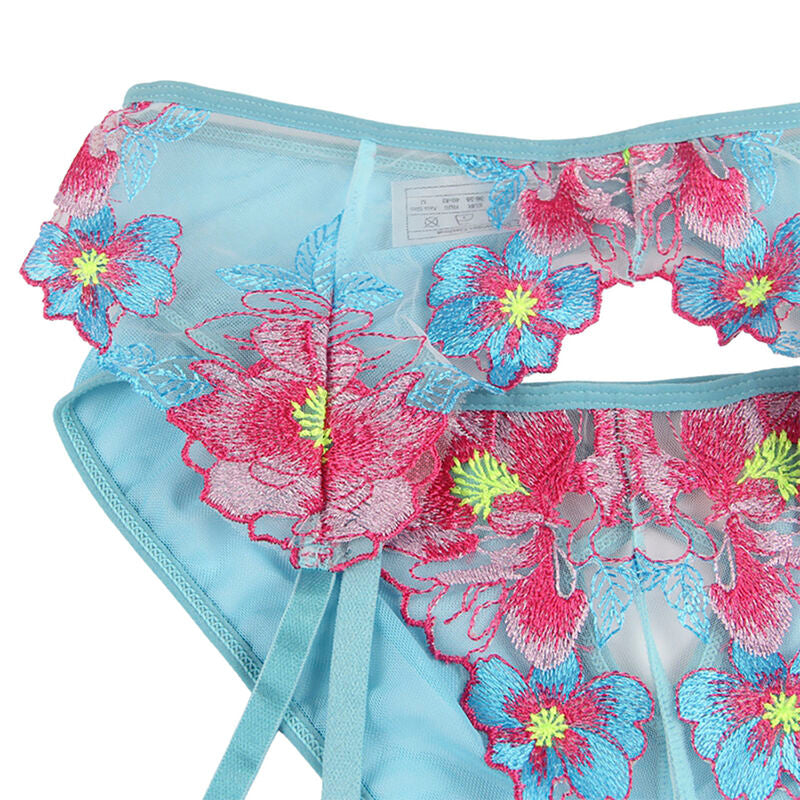 Gros plan a plat de la culotte turquoise Subblime a broderie florale rose et vive, contours brodes et decoupe arriere etale sur un fond blanc neutre lumineux.