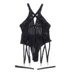 Body noir avec porte-jarretelles intégré — détail texture surface