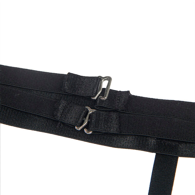 Gros plan sur les bretelles elastiques noires et leurs agrafes metalliques, detail du body rayure Subblime laissant deviner la finition reglable de la lingerie.